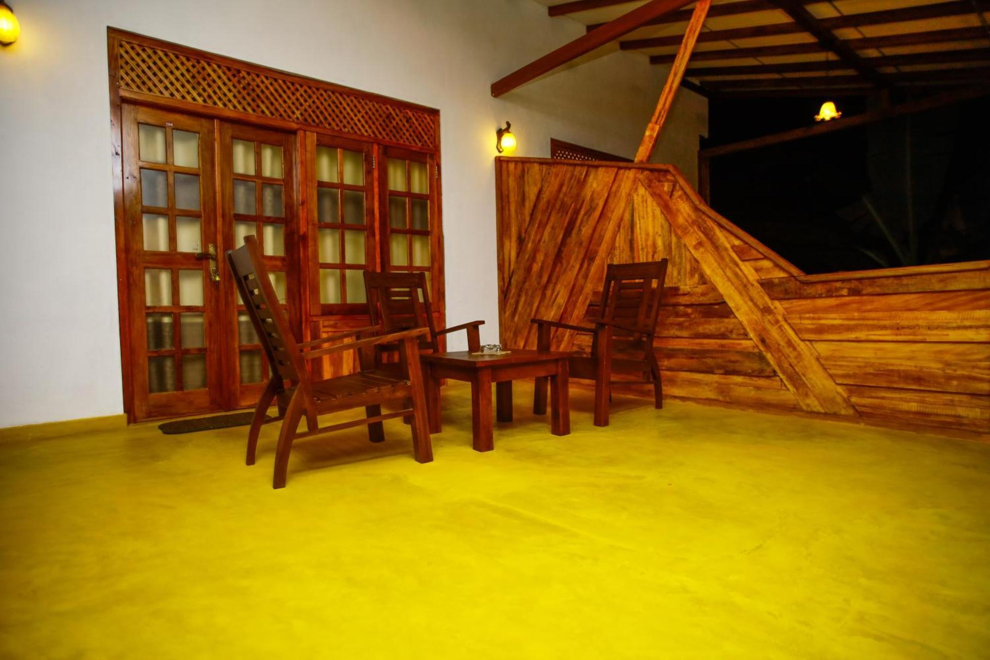 Dinaro Guest Hotel เอลลา ภายนอก รูปภาพ