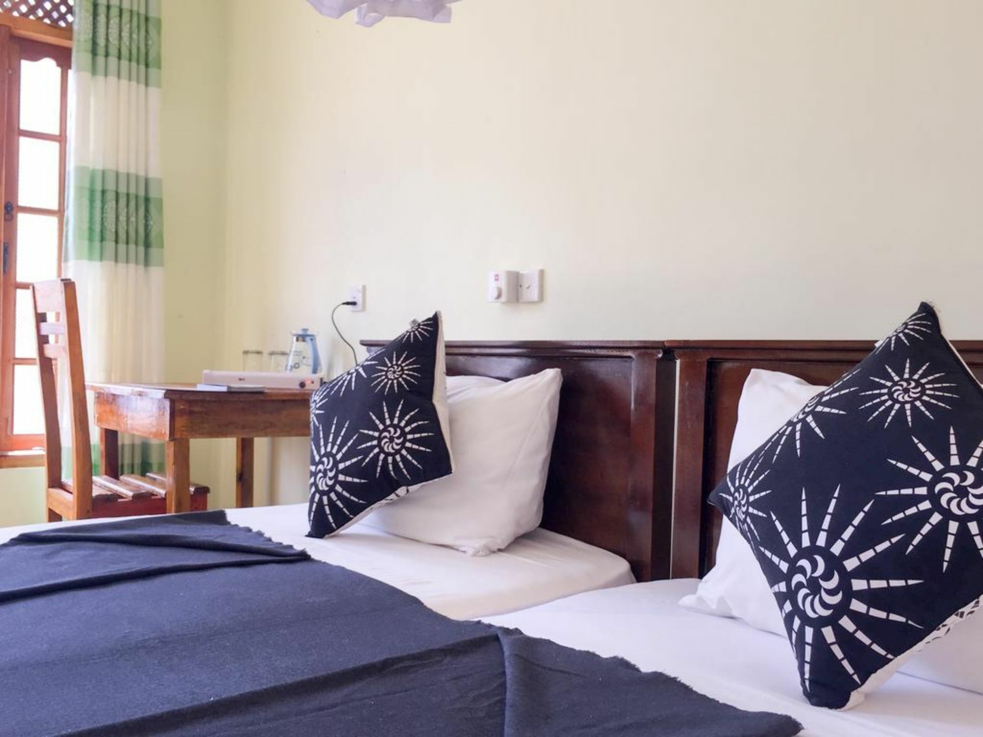 Dinaro Guest Hotel เอลลา ภายนอก รูปภาพ